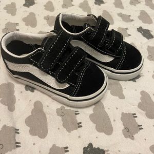 (SOLD) 4C Black & White Vans